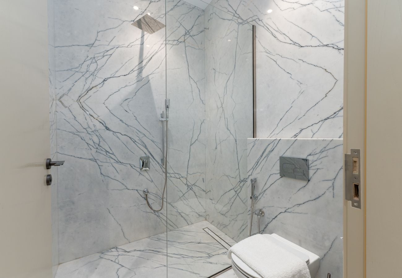 Apartment in Dubai - 4BR Palm Penthouse: Private Pool & Beach Access