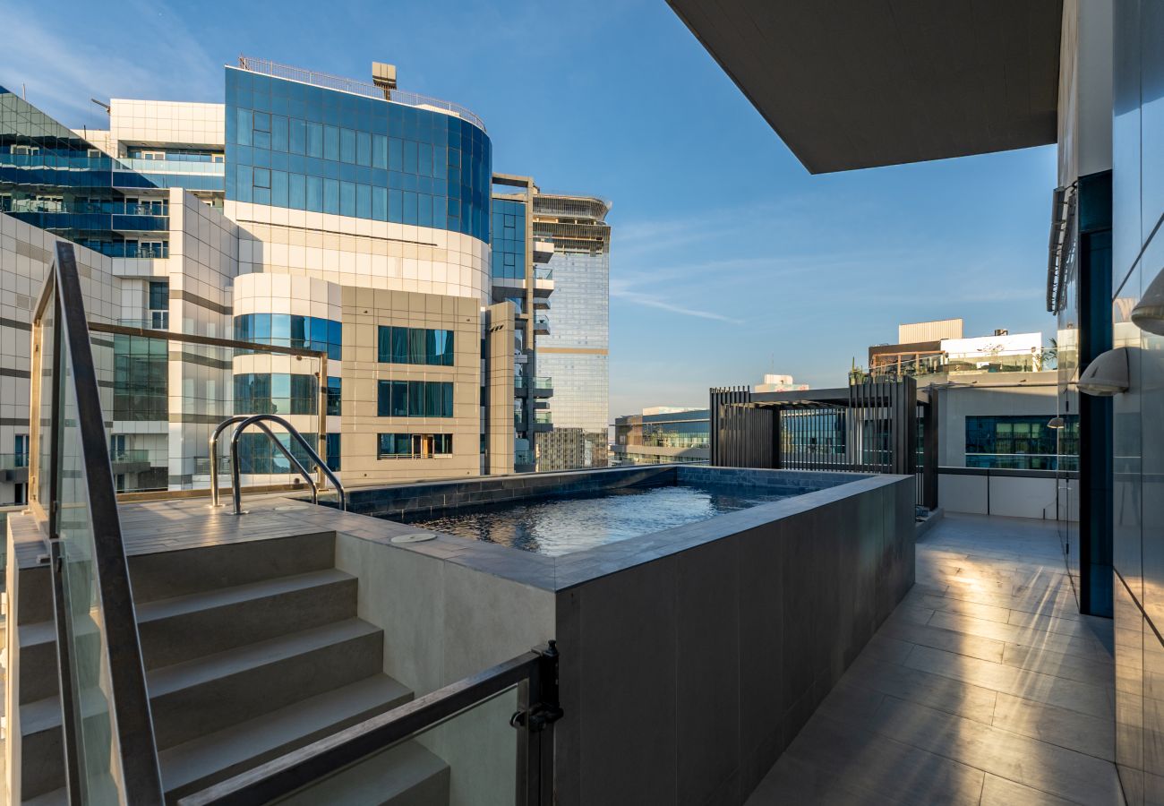 Apartment in Dubai - 4BR Palm Penthouse: Private Pool & Beach Access