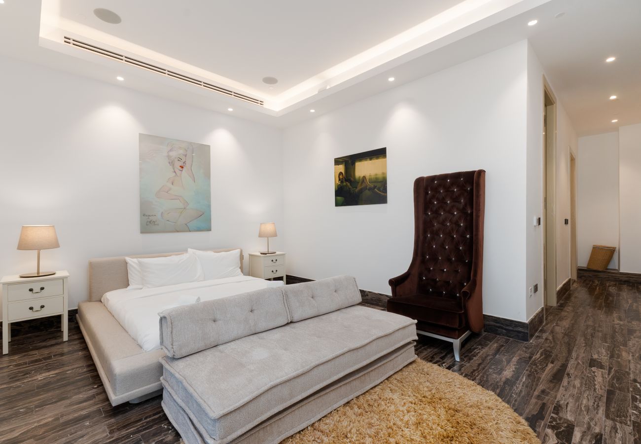 Apartment in Dubai - 4BR Palm Penthouse: Private Pool & Beach Access