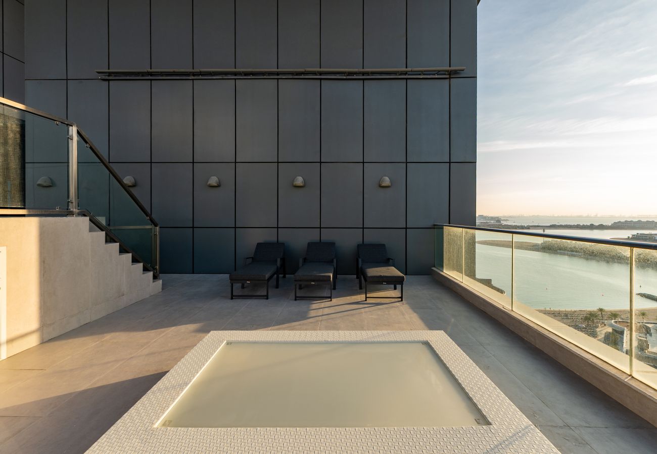 Apartment in Dubai - 4BR Palm Penthouse: Private Pool & Beach Access