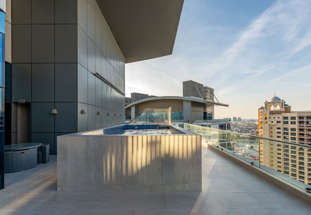 Apartment in Dubai - 4BR Palm Penthouse: Private Pool & Beach Access