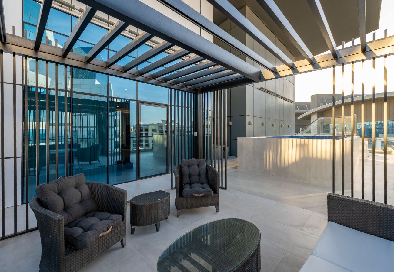 Apartment in Dubai - 4BR Palm Penthouse: Private Pool & Beach Access