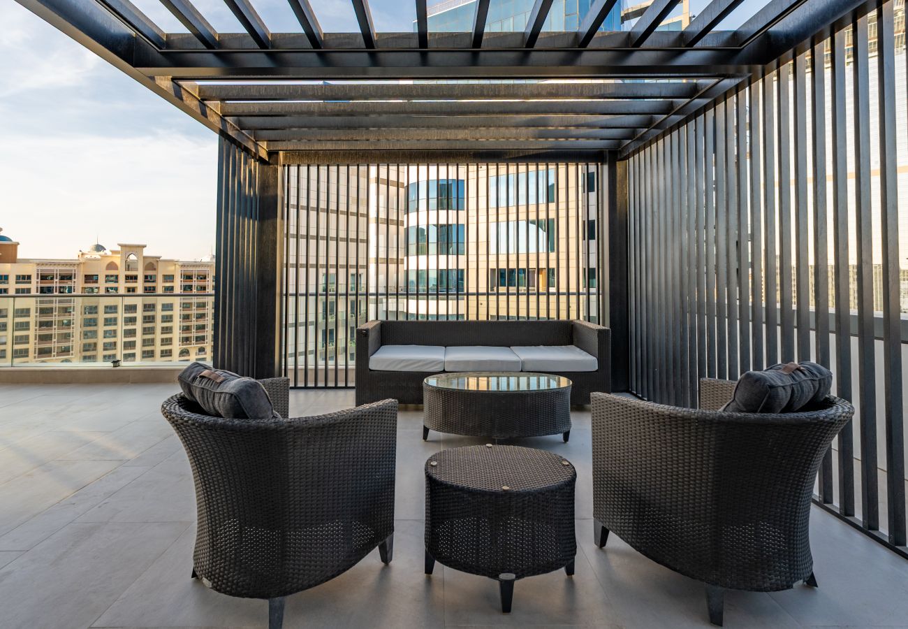 Apartment in Dubai - 4BR Palm Penthouse: Private Pool & Beach Access