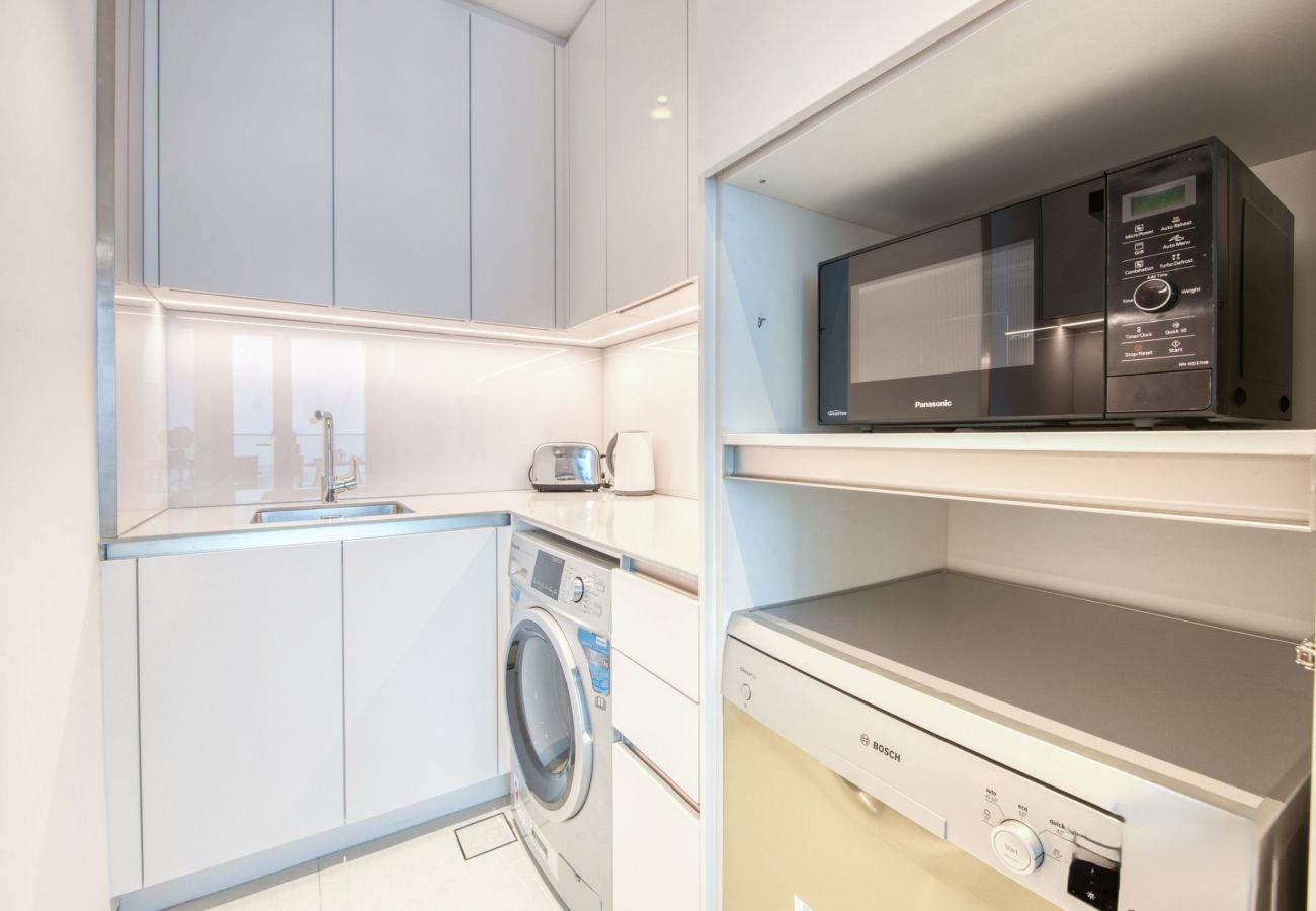 Apartment in Dubai - 1BR Marina View Apt at Address JBR