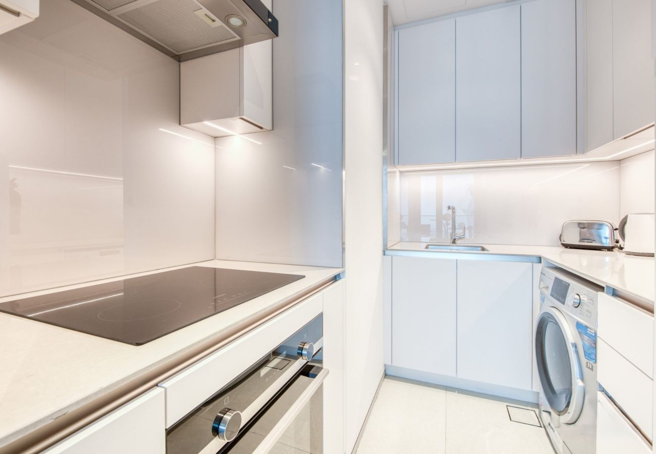 Apartment in Dubai - 1BR Marina View Apt at Address JBR