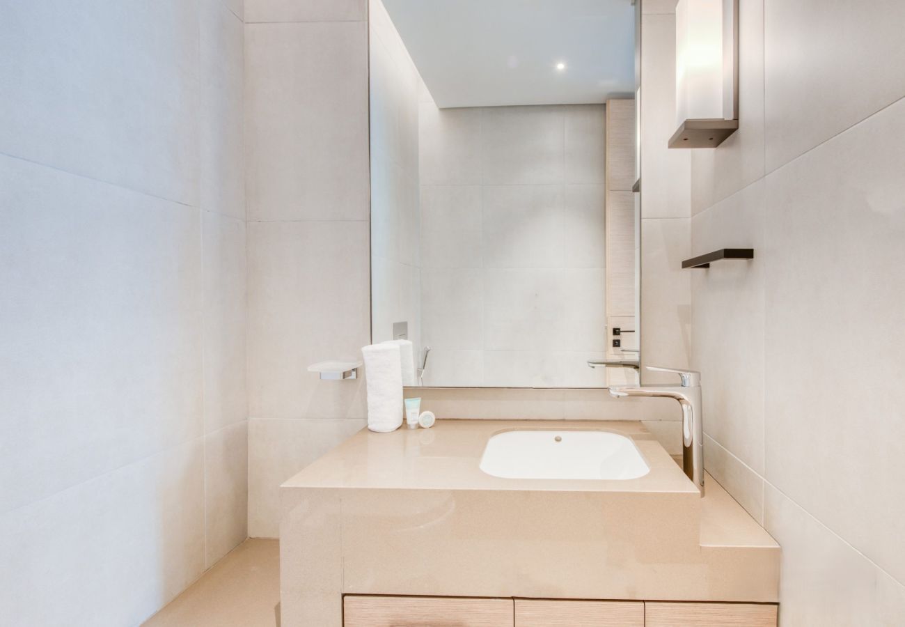 Apartment in Dubai - 1BR Marina View Apt at Address JBR