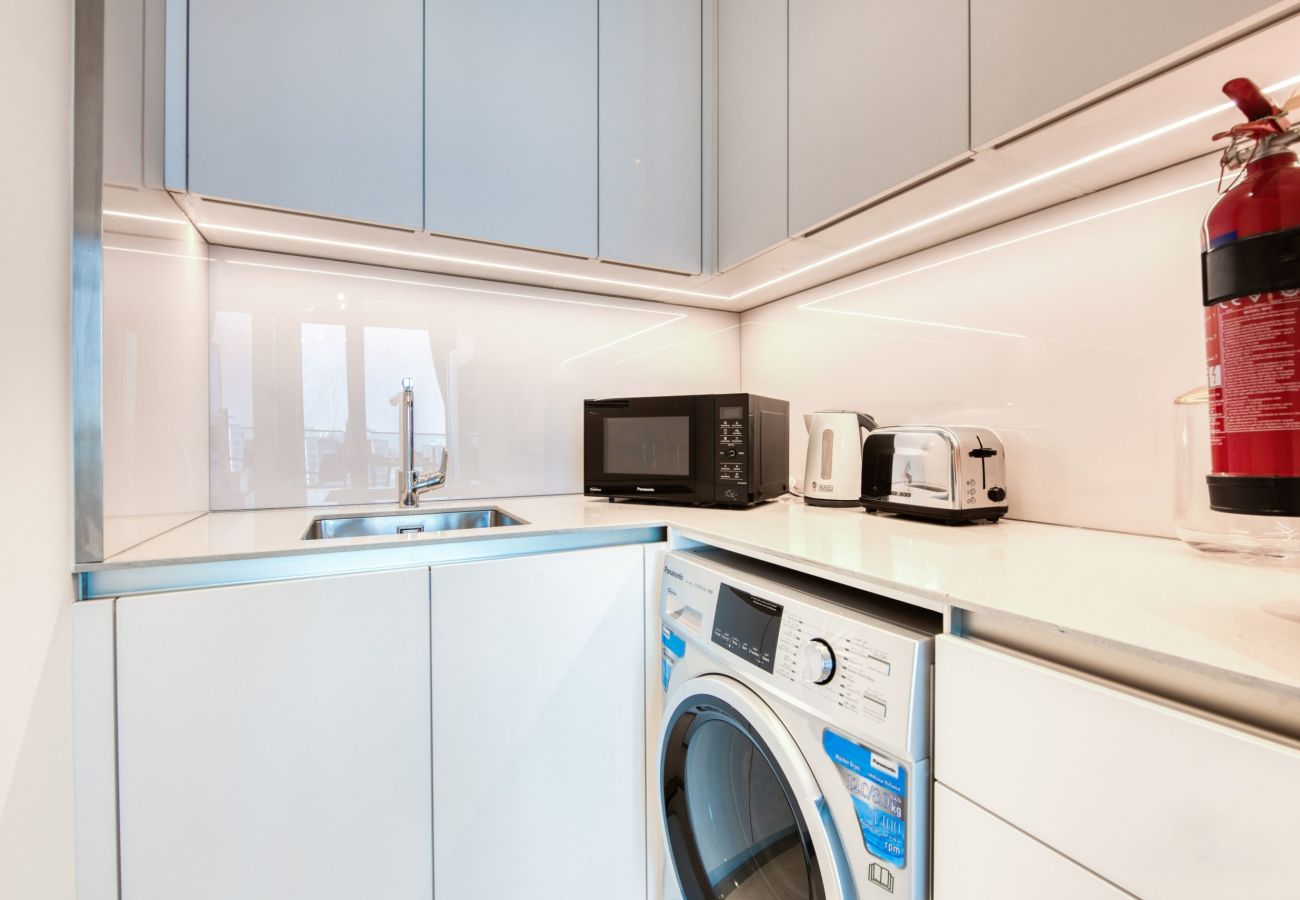 Apartment in Dubai - Vibrant 1BR Retreat at Address JBR