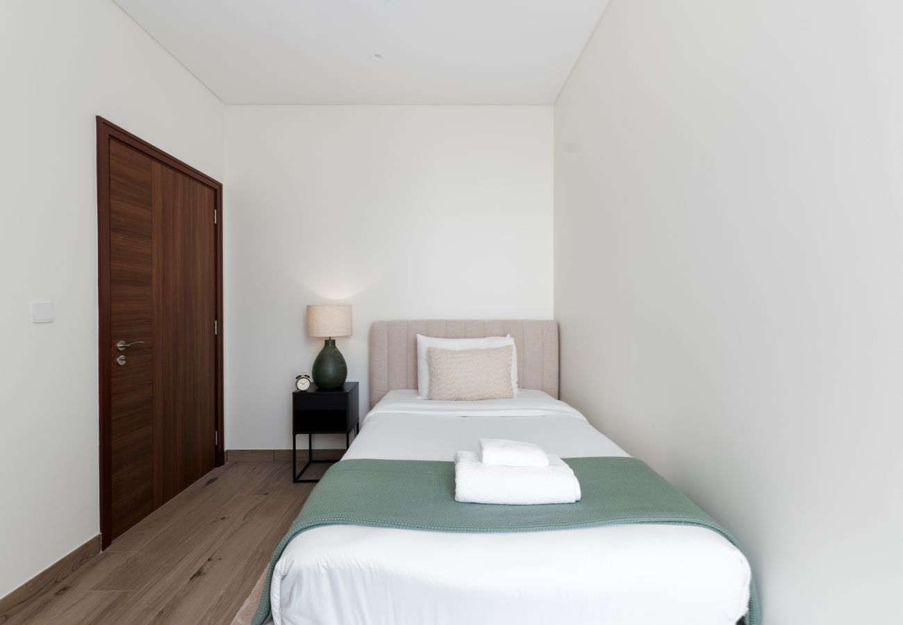 Apartment in Dubai - Chic 2BR + Maid’s | Walk to Dubai Mall & Opera