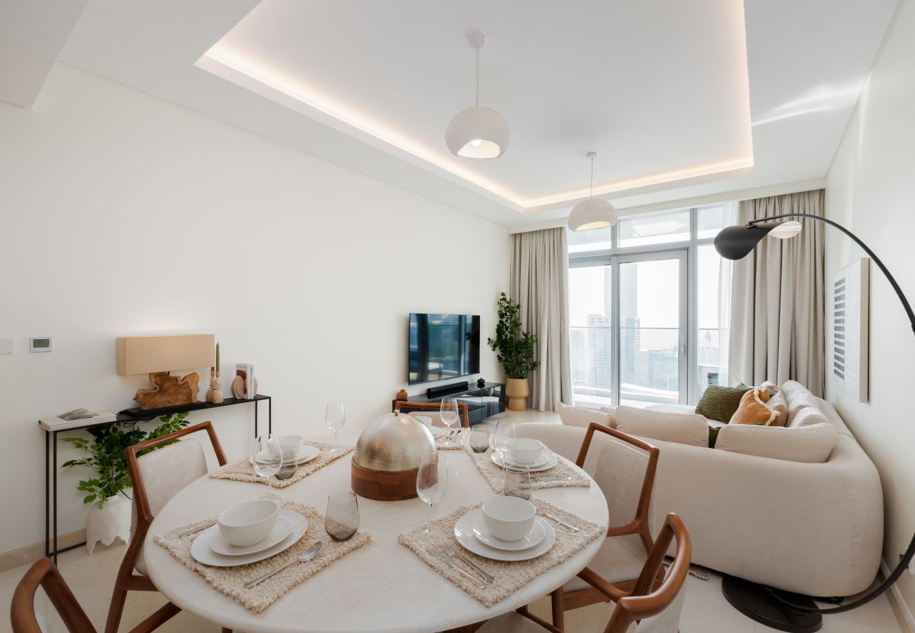 Apartment in Dubai - Chic 2BR + Maid’s | Walk to Dubai Mall & Opera