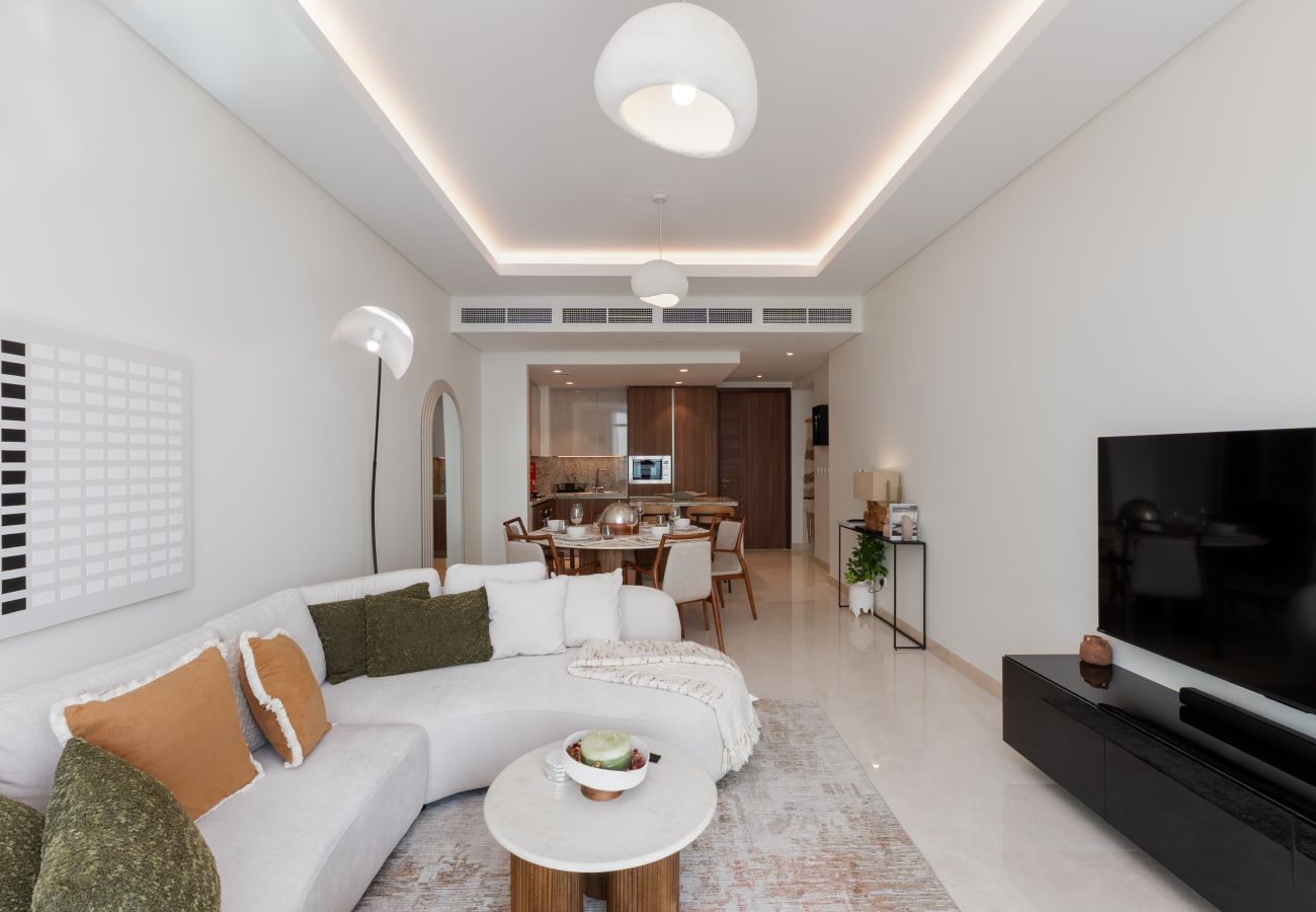 Apartment in Dubai - Chic 2BR + Maid’s | Walk to Dubai Mall & Opera