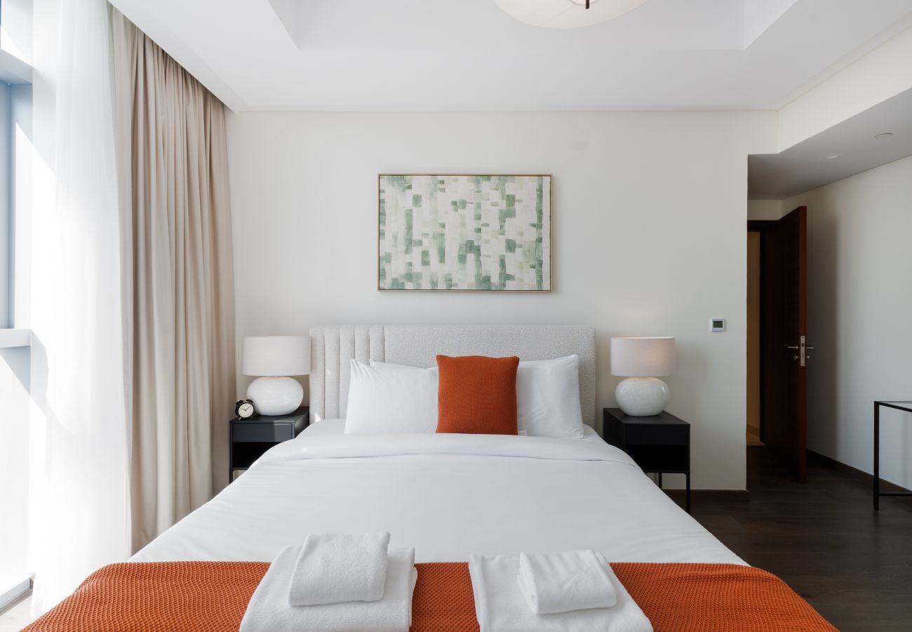 Apartment in Dubai - Chic 2BR + Maid’s | Walk to Dubai Mall & Opera