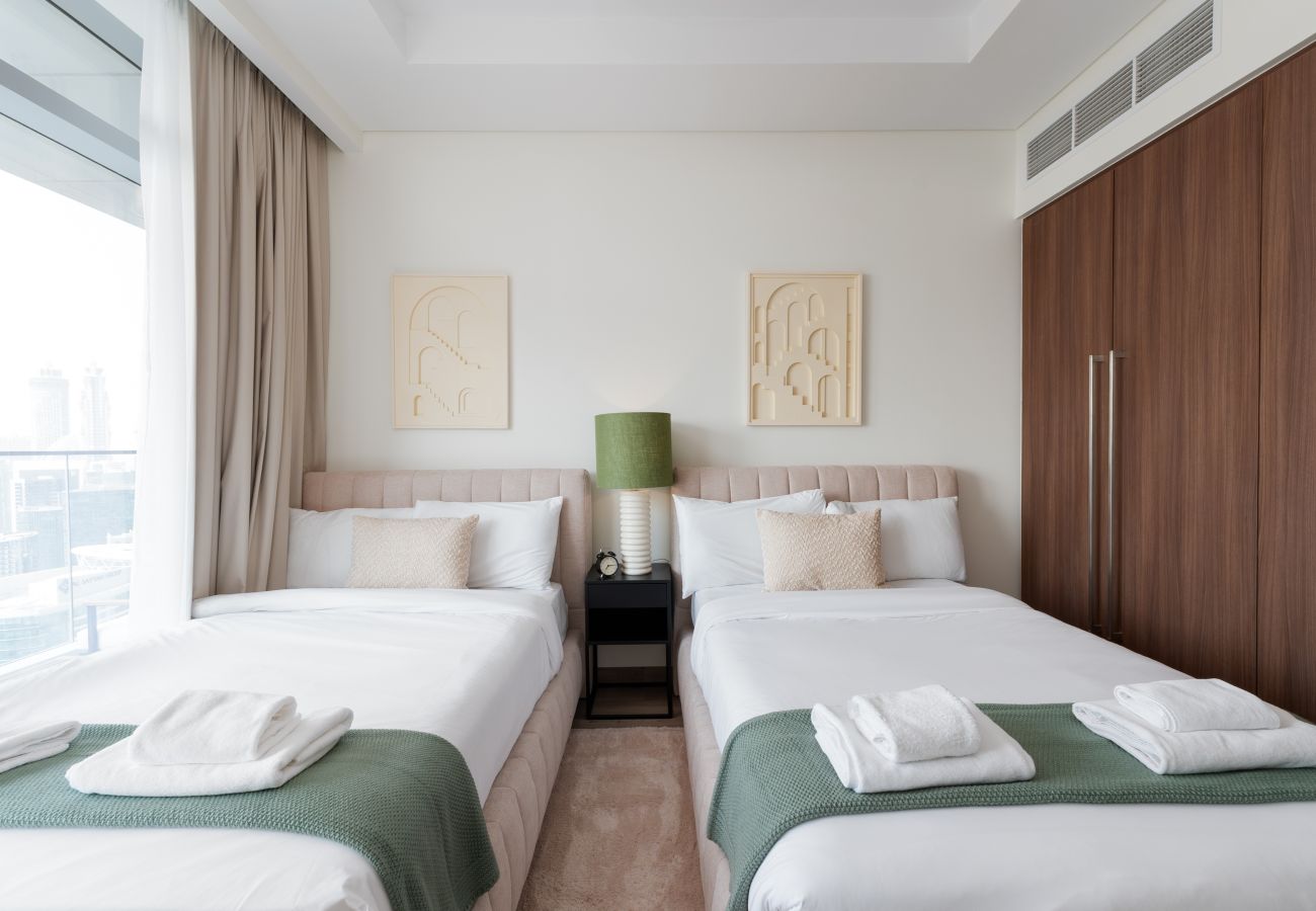 Apartment in Dubai - Chic 2BR + Maid’s | Walk to Dubai Mall & Opera