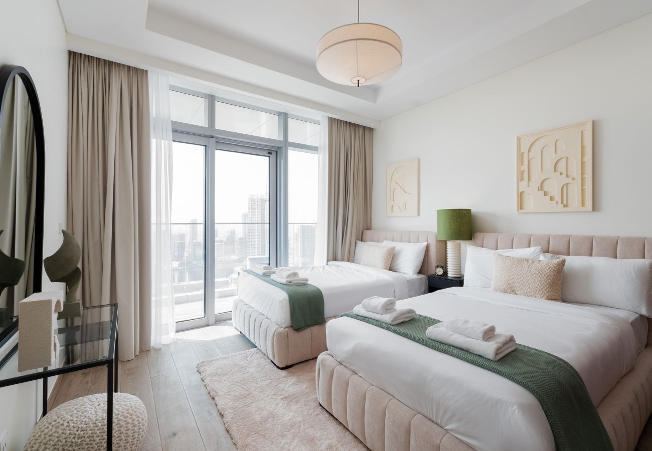 Apartment in Dubai - Chic 2BR + Maid’s | Walk to Dubai Mall & Opera