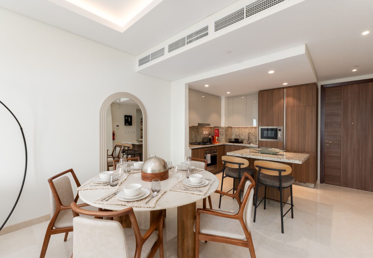 Apartment in Dubai - Chic 2BR + Maid’s | Walk to Dubai Mall & Opera