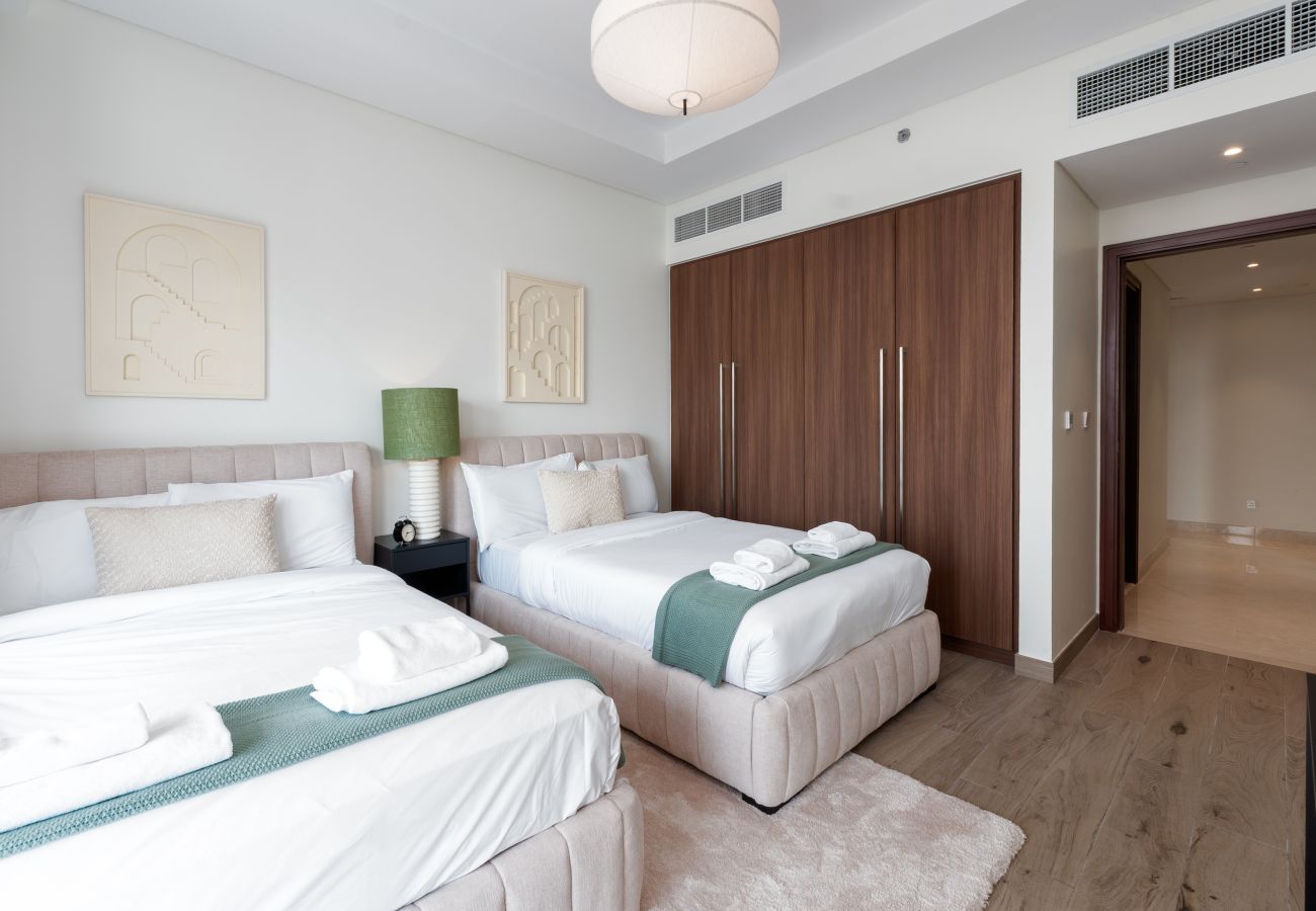 Apartment in Dubai - Chic 2BR + Maid’s | Walk to Dubai Mall & Opera