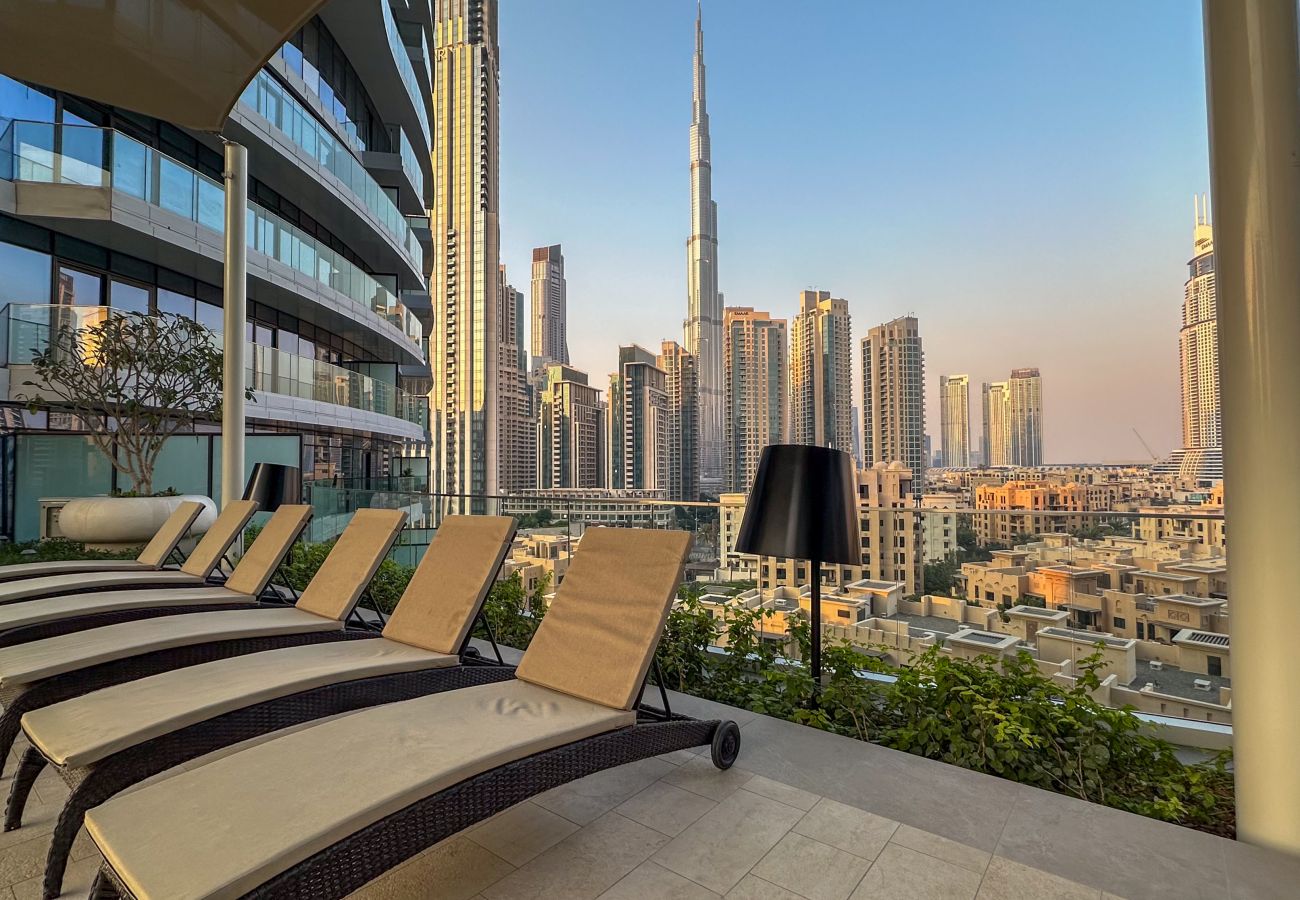 Apartment in Dubai - Chic 2BR + Maid’s | Walk to Dubai Mall & Opera