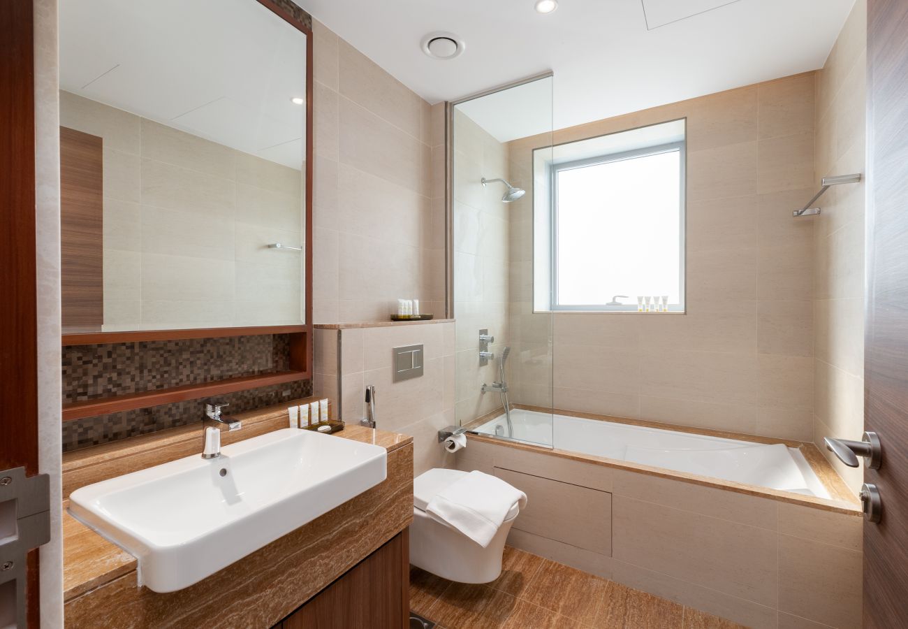 Apartment in Dubai - Chic 2BR + Maid’s | Walk to Dubai Mall & Opera