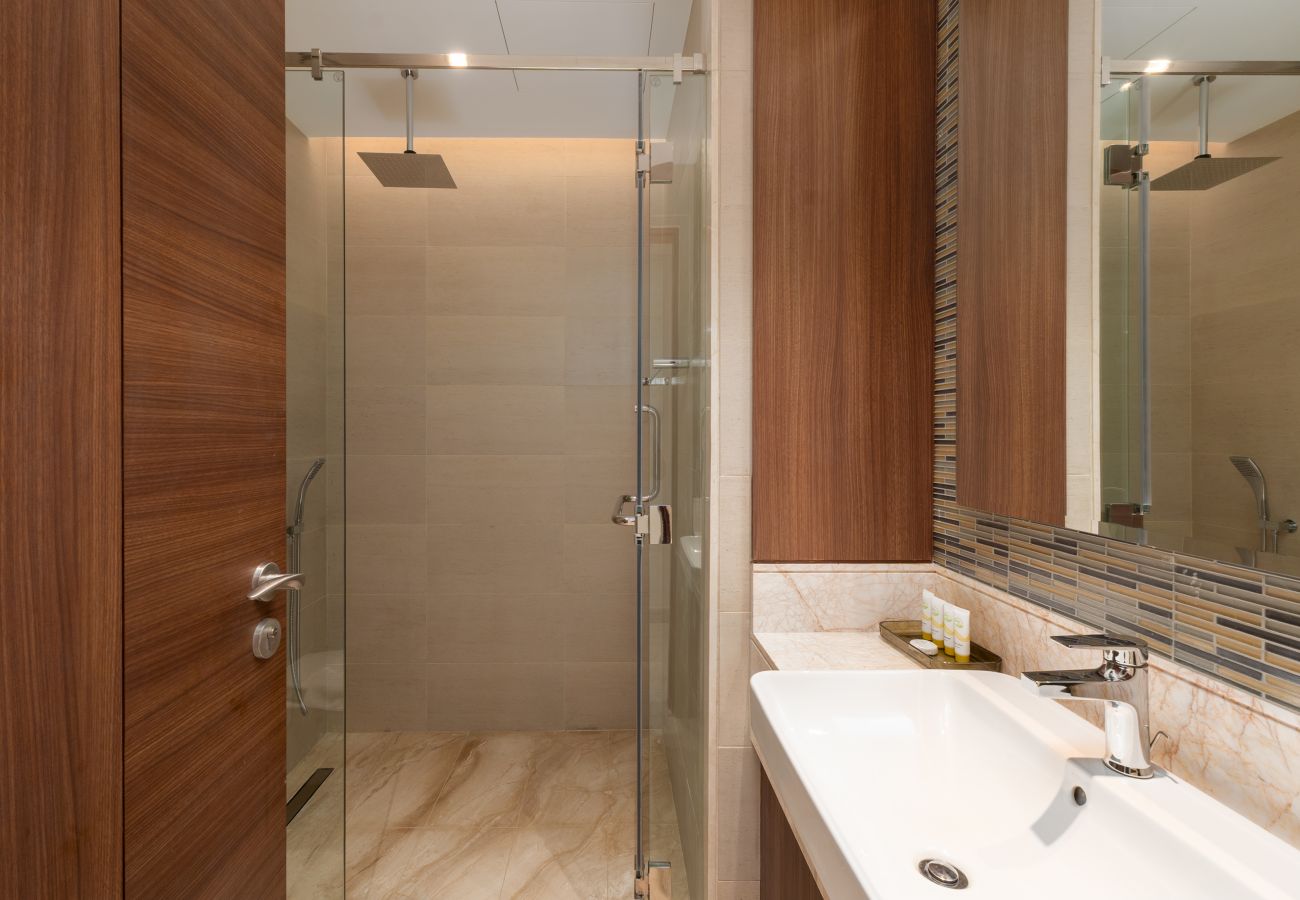 Apartment in Dubai - Chic 2BR + Maid’s | Walk to Dubai Mall & Opera