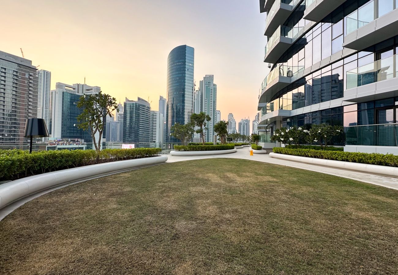 Apartment in Dubai - Chic 2BR + Maid’s | Walk to Dubai Mall & Opera