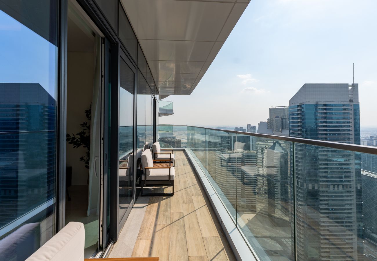 Apartment in Dubai - Chic 2BR + Maid’s | Walk to Dubai Mall & Opera