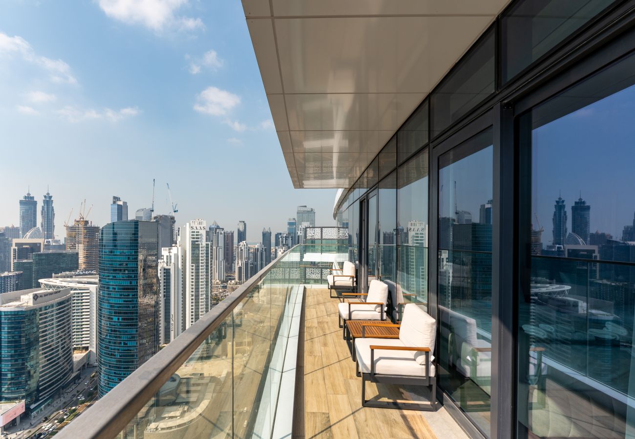 Apartment in Dubai - Chic 2BR + Maid’s | Walk to Dubai Mall & Opera