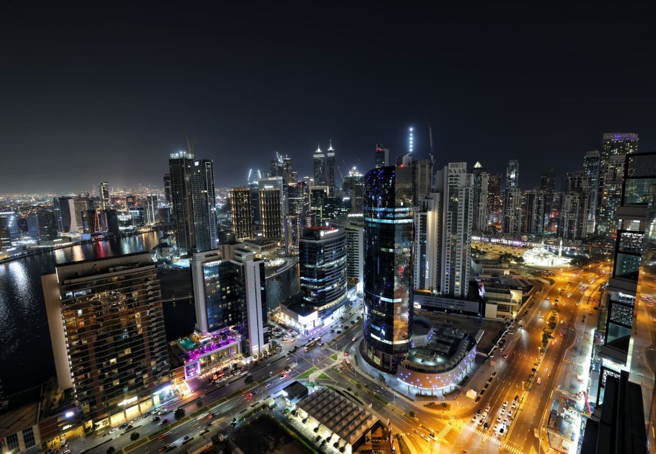 Apartment in Dubai - Chic 2BR + Maid’s | Walk to Dubai Mall & Opera