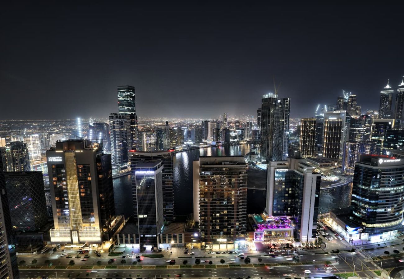 Apartment in Dubai - Chic 2BR + Maid’s | Walk to Dubai Mall & Opera