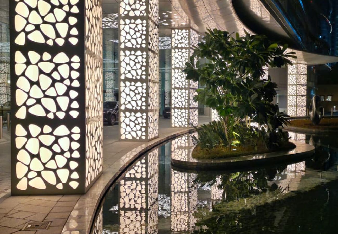 Apartment in Dubai - Chic 2BR + Maid’s | Walk to Dubai Mall & Opera