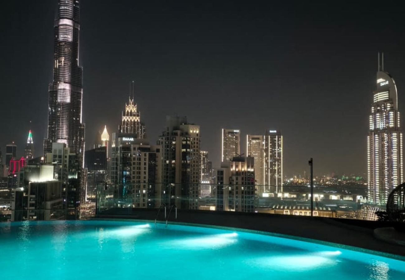 Apartment in Dubai - Chic 2BR + Maid’s | Walk to Dubai Mall & Opera