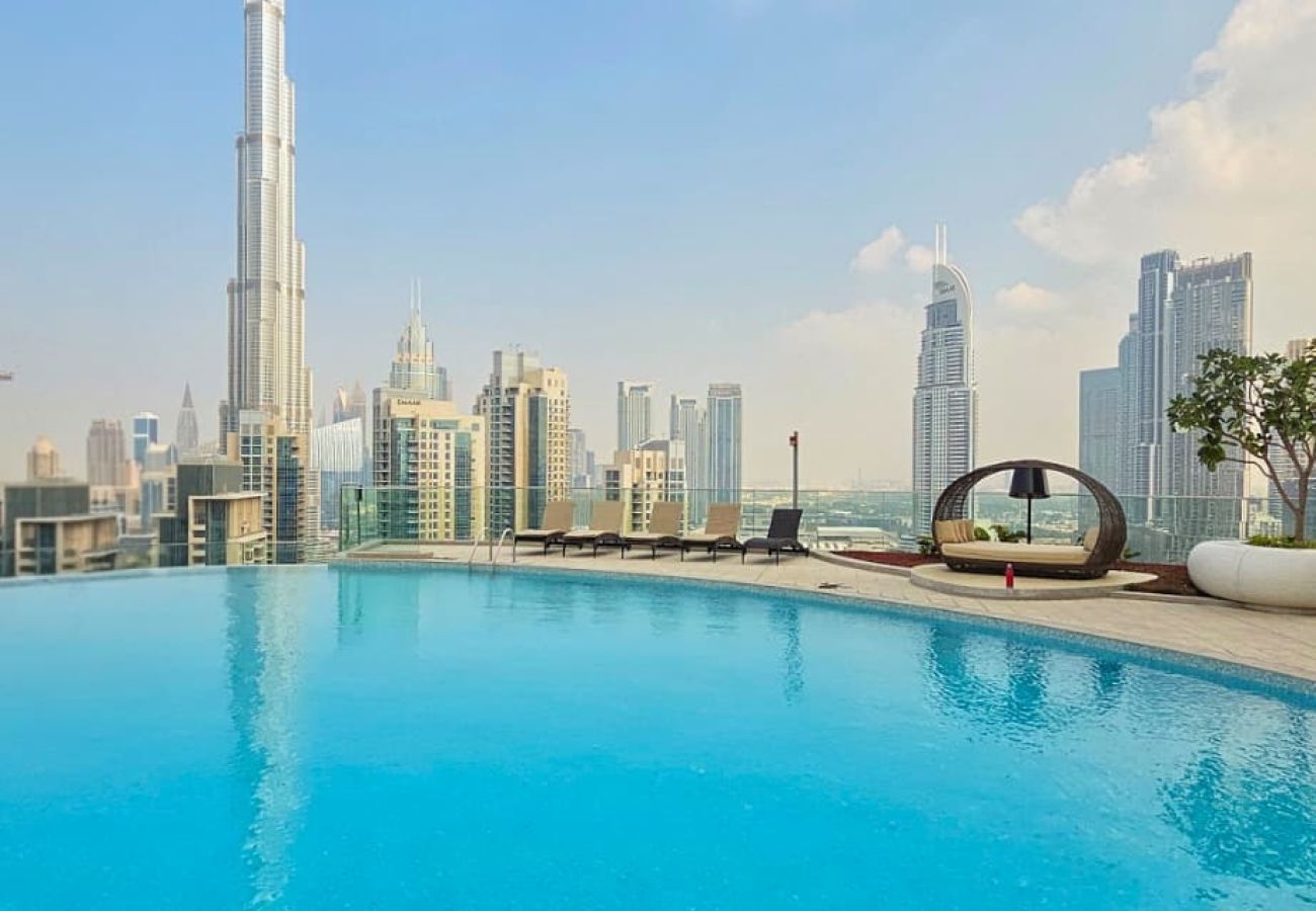 Apartment in Dubai - Chic 2BR + Maid’s | Walk to Dubai Mall & Opera