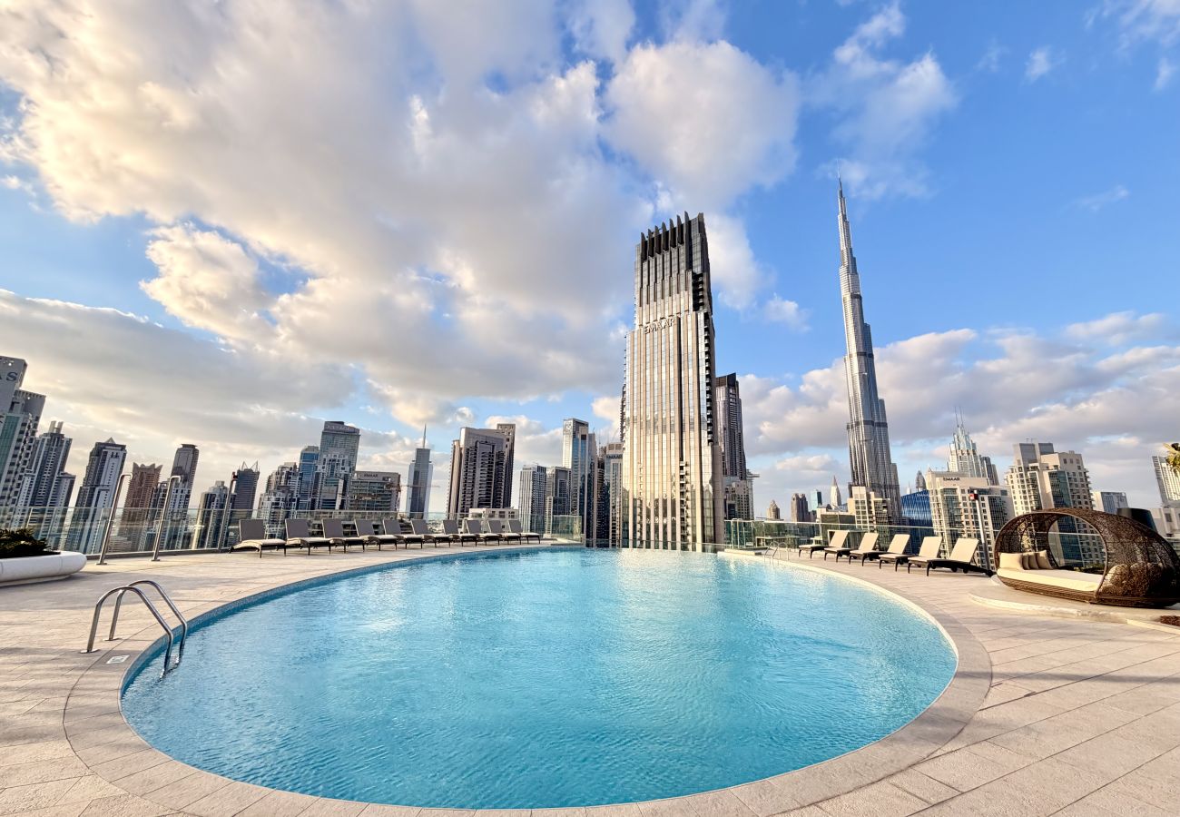 Apartment in Dubai - Chic 2BR + Maid’s | Walk to Dubai Mall & Opera