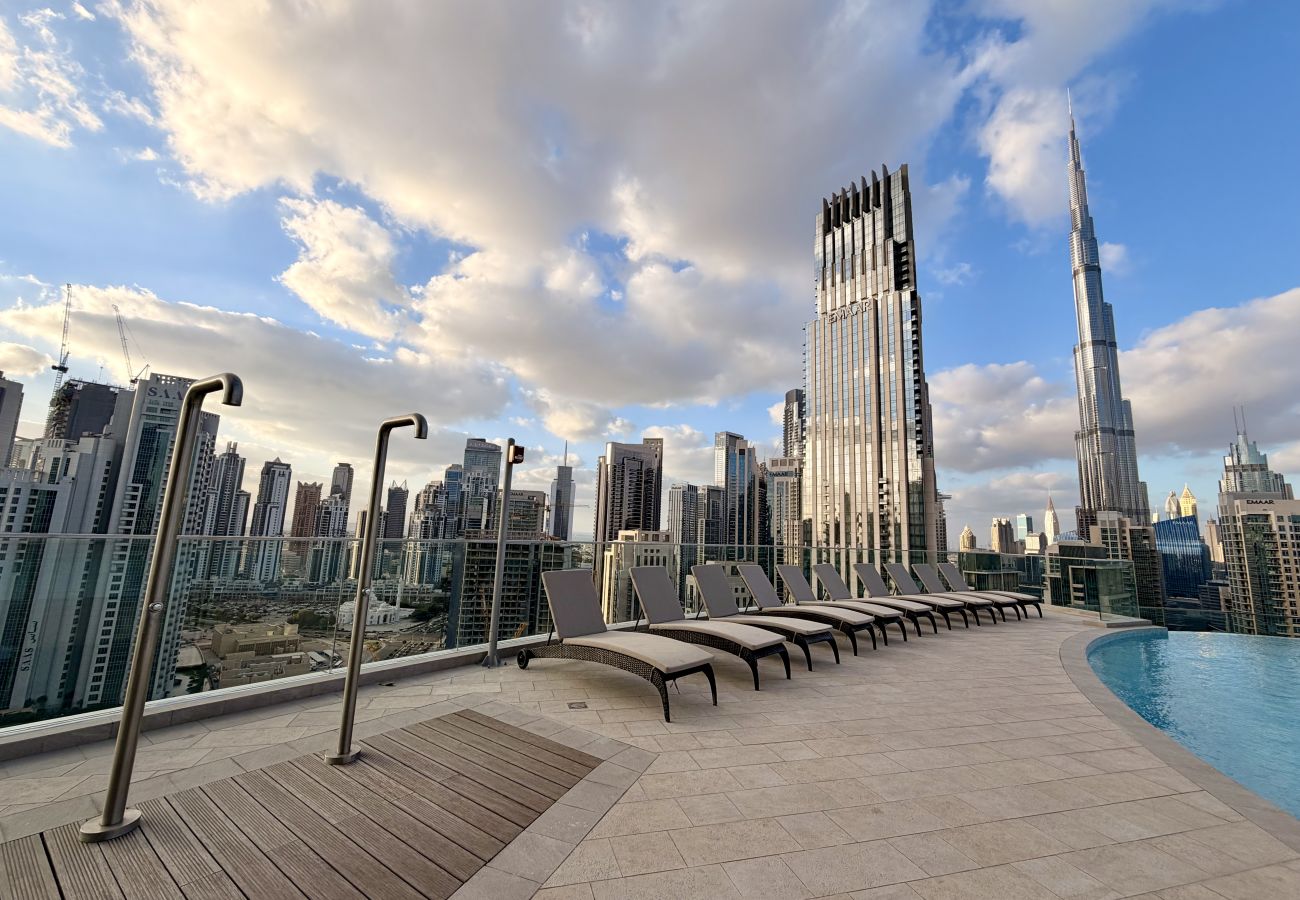 Apartment in Dubai - Chic 2BR + Maid’s | Walk to Dubai Mall & Opera