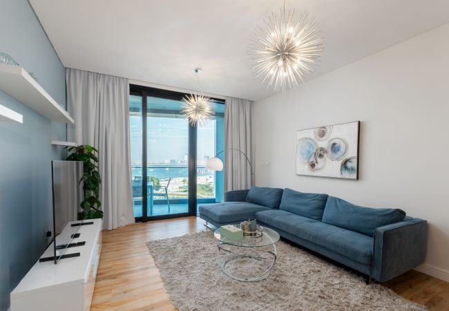 Apartment in Dubai - Modern 3BR + Maid's | Iconic Ain Dubai Views