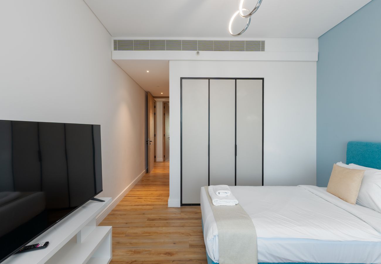 Apartment in Dubai - Modern 3BR + Maid's | Iconic Ain Dubai Views