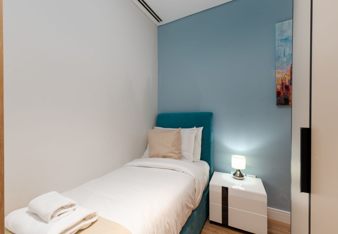 Apartment in Dubai - Modern 3BR + Maid's | Iconic Ain Dubai Views