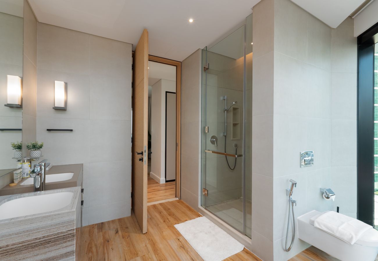 Apartment in Dubai - Modern 3BR + Maid's | Iconic Ain Dubai Views