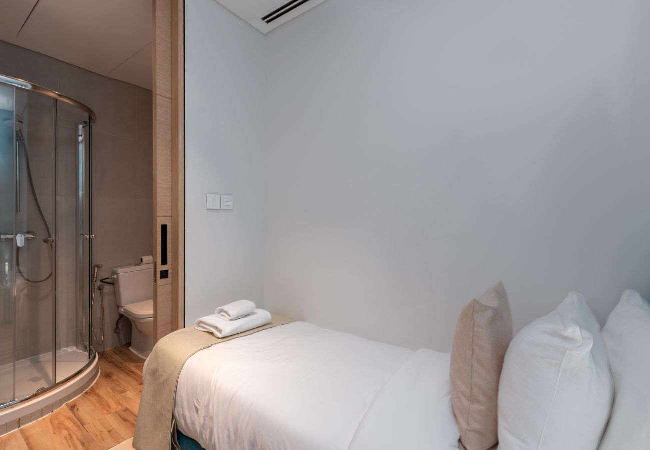 Apartment in Dubai - Modern 3BR + Maid's | Iconic Ain Dubai Views