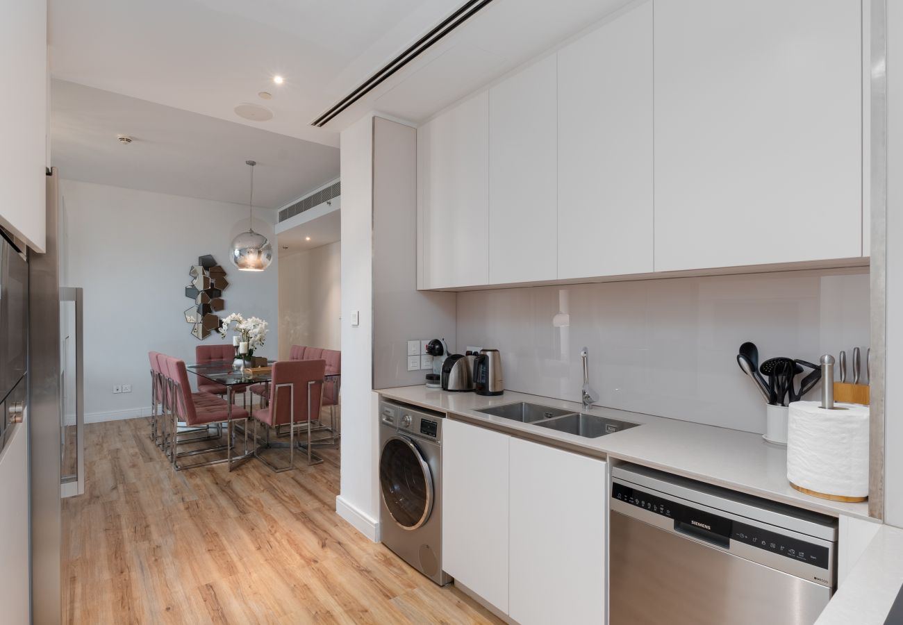 Apartment in Dubai - Modern 3BR + Maid's | Iconic Ain Dubai Views