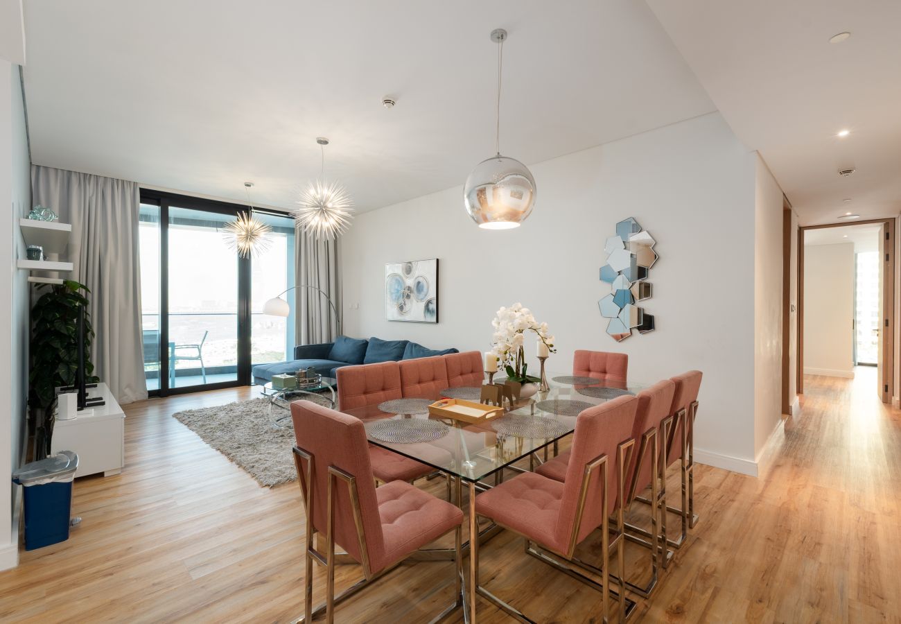 Apartment in Dubai - Modern 3BR + Maid's | Iconic Ain Dubai Views