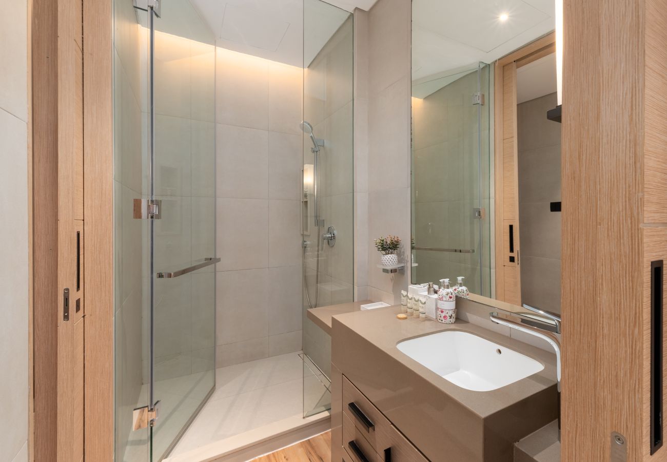 Apartment in Dubai - Modern 3BR + Maid's | Iconic Ain Dubai Views