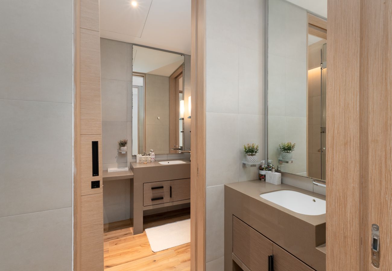 Apartment in Dubai - Modern 3BR + Maid's | Iconic Ain Dubai Views