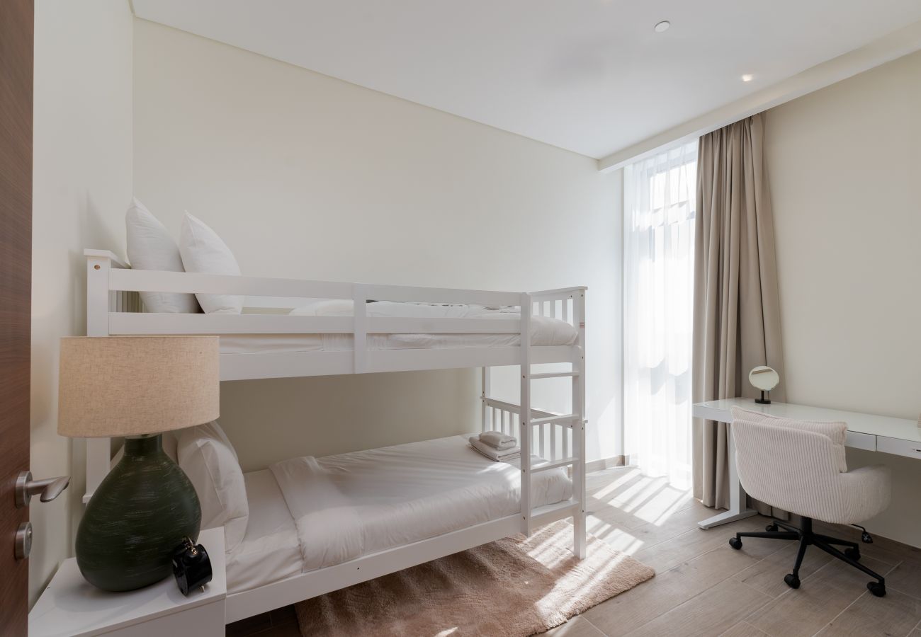 Apartment in Dubai - Urban 3BR Apt | Walk to Dubai Mall & Opera