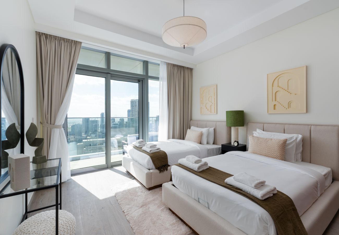 Apartment in Dubai - Urban 3BR Apt | Walk to Dubai Mall & Opera