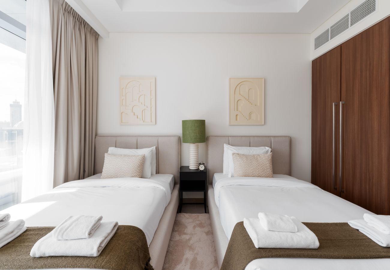 Apartment in Dubai - Urban 3BR Apt | Walk to Dubai Mall & Opera