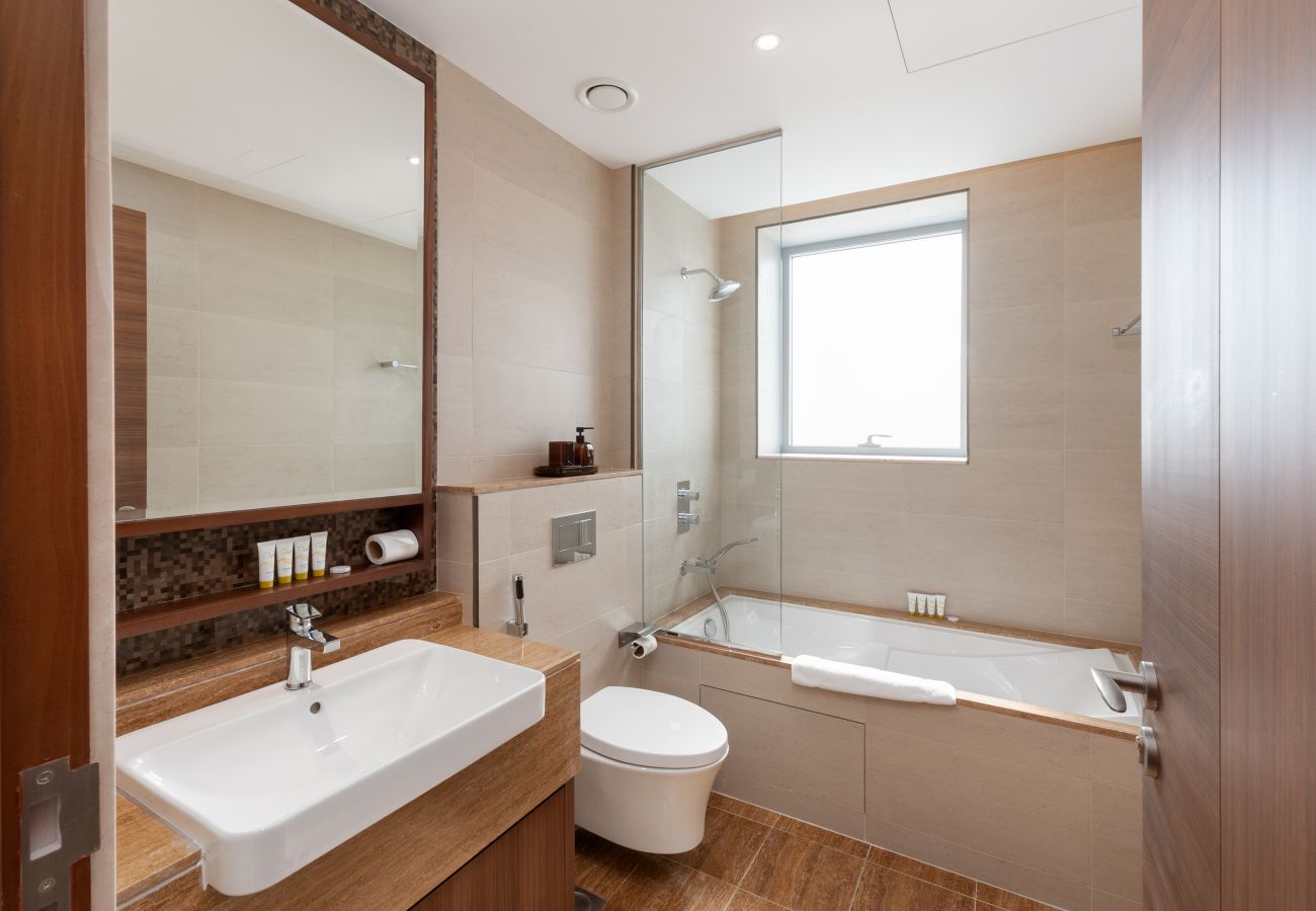 Apartment in Dubai - Urban 3BR Apt | Walk to Dubai Mall & Opera