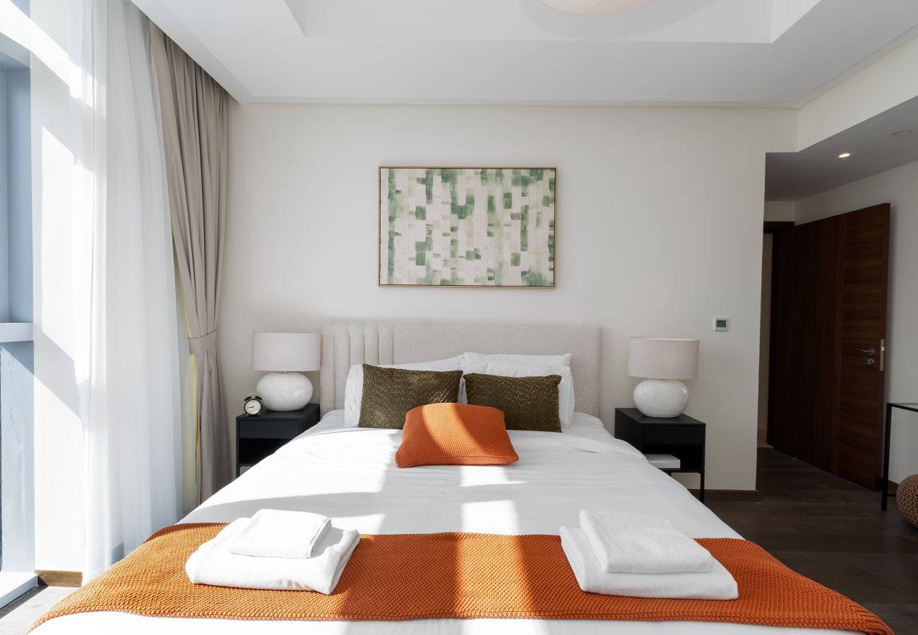 Apartment in Dubai - Urban 3BR Apt | Walk to Dubai Mall & Opera