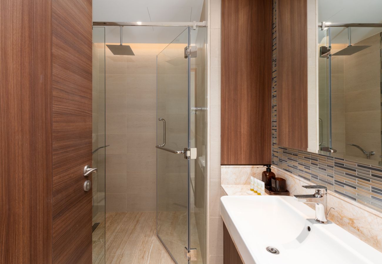 Apartment in Dubai - Urban 3BR Apt | Walk to Dubai Mall & Opera