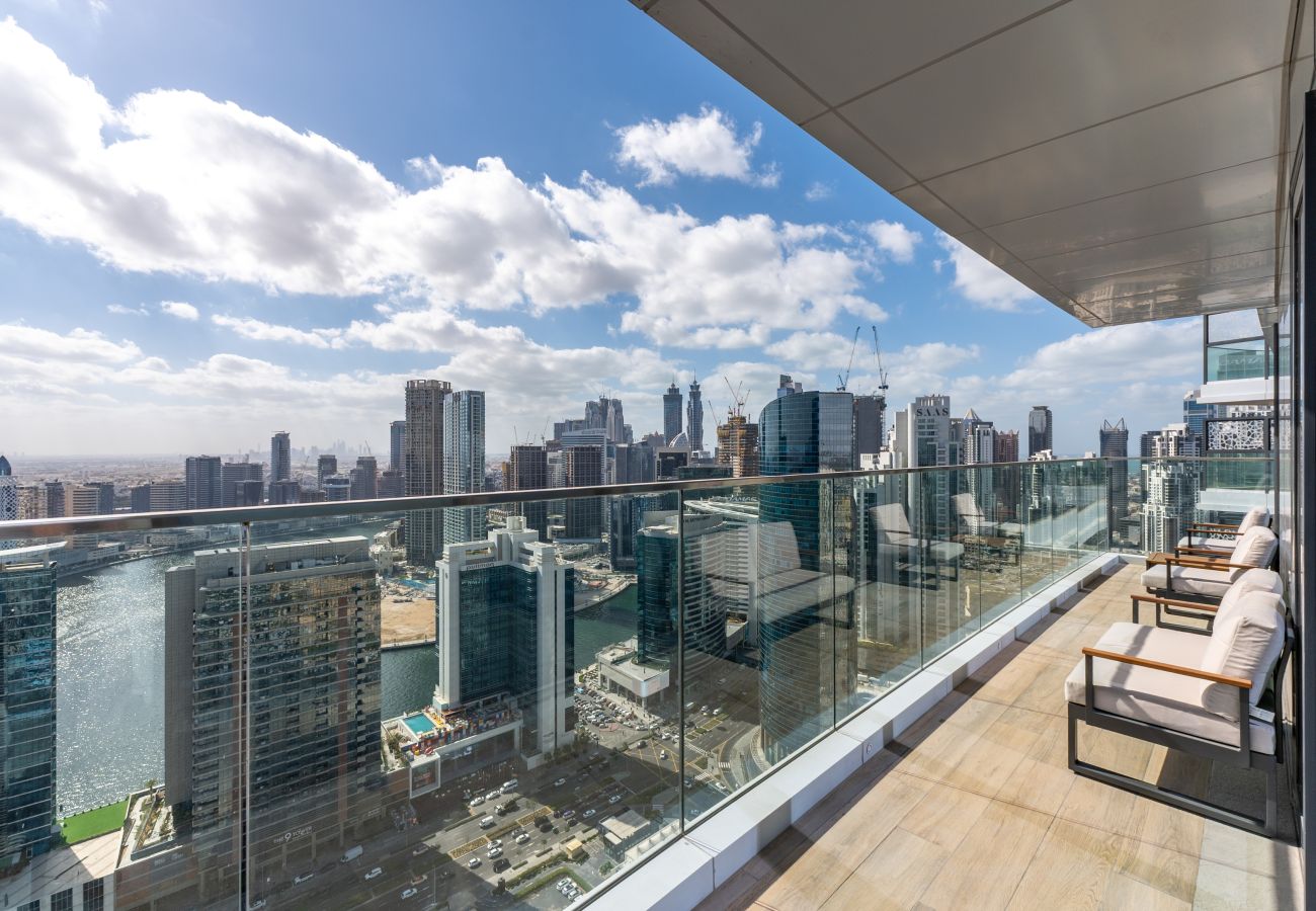 Apartment in Dubai - Urban 3BR Apt | Walk to Dubai Mall & Opera