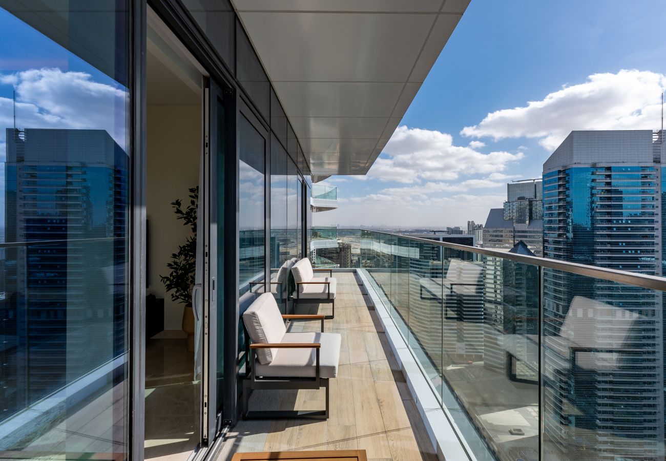 Apartment in Dubai - Urban 3BR Apt | Walk to Dubai Mall & Opera