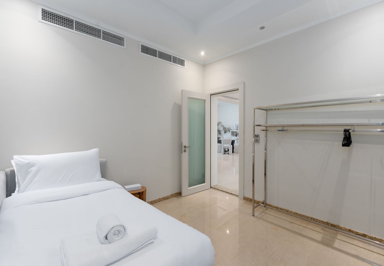 Apartment in Dubai - Prime 3BR w/ Beach Access at the Palm